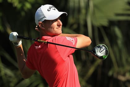 Emiliano Grillo de Argentina juega su tiro desde el quinto tee durante la primera ronda del Campeonato de los JUGADORES