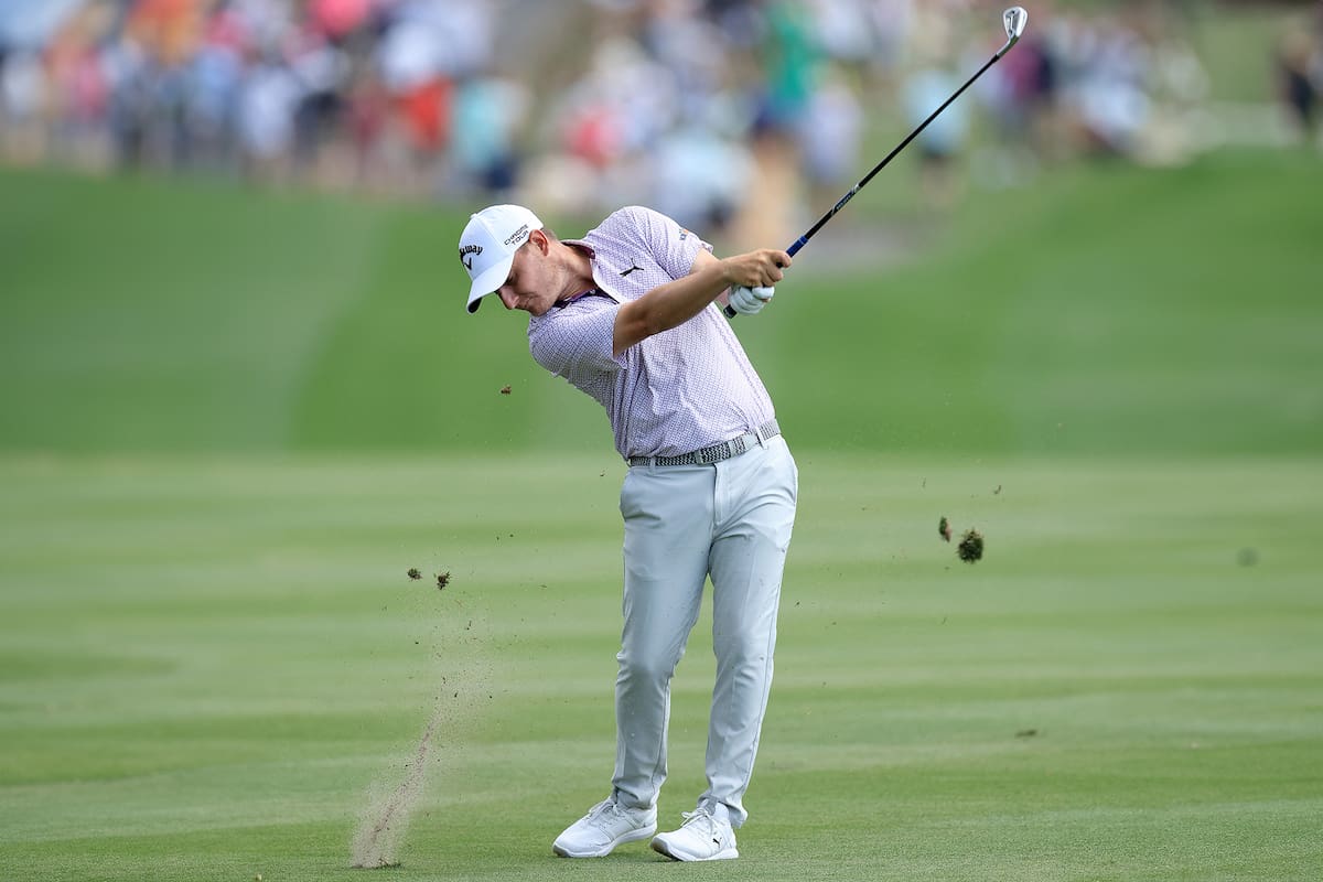 Emiliano Grillo ejecuta su segundo golpe en el 18, después de quedar muy cerca del hoyo en uno en el 17, la isla del campo de Ponte Vedra Beach, donde se desarrolla The Players Championship.