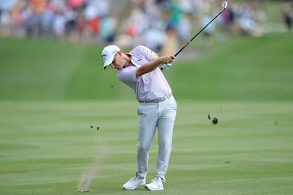 Emiliano Grillo ejecuta su segundo golpe en el 18, después de quedar muy cerca del hoyo en uno en el 17, la isla del campo de Ponte Vedra Beach, donde se desarrolla The Players Championship.