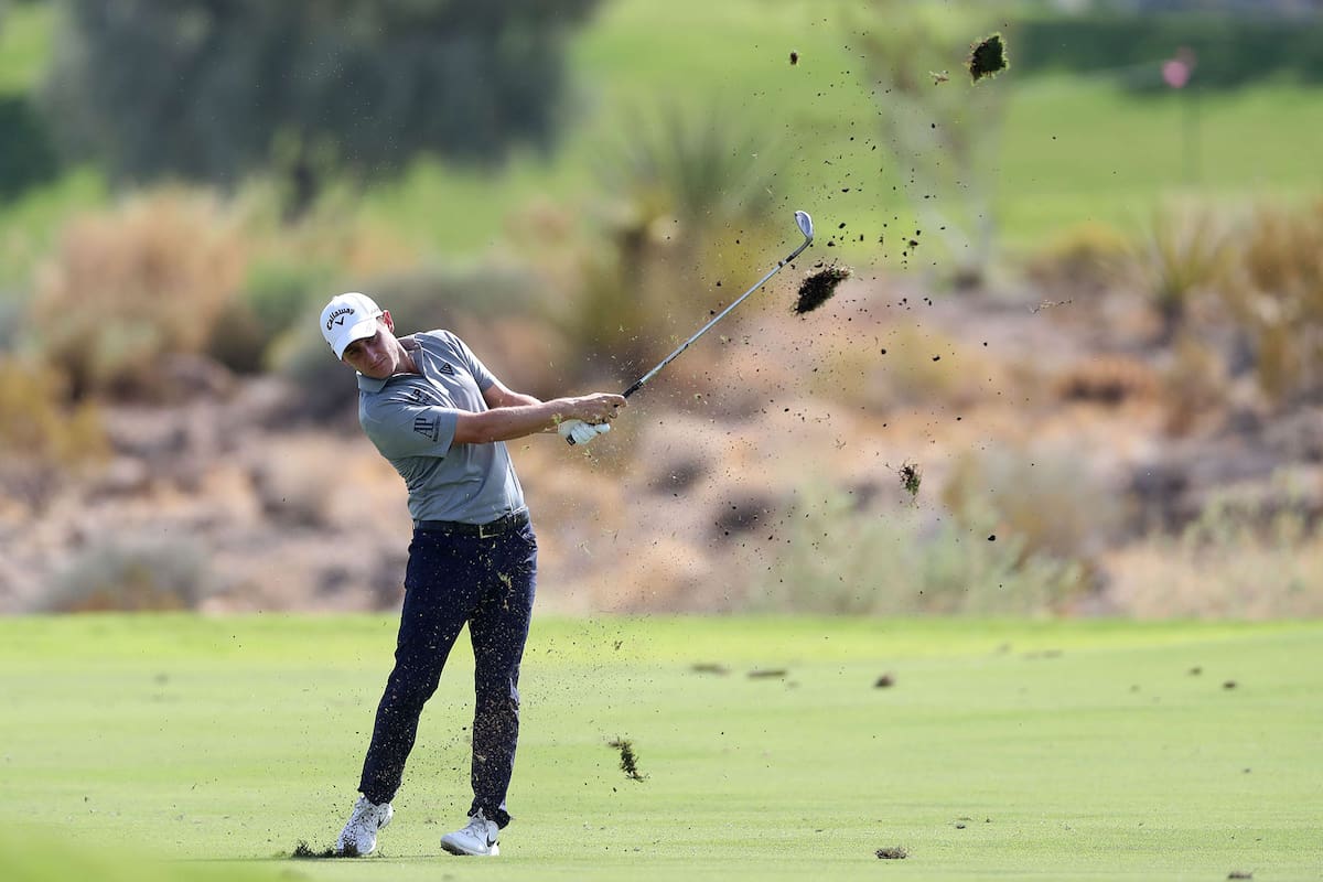 Emiliano Grillo golpea desde la calle del hoyo 18 durante la primera ronda del Abierto de Hospitales Shriners para Niños en el TPC Summerlin el 8 de octubre de 2020 en las Vegas, Nevada