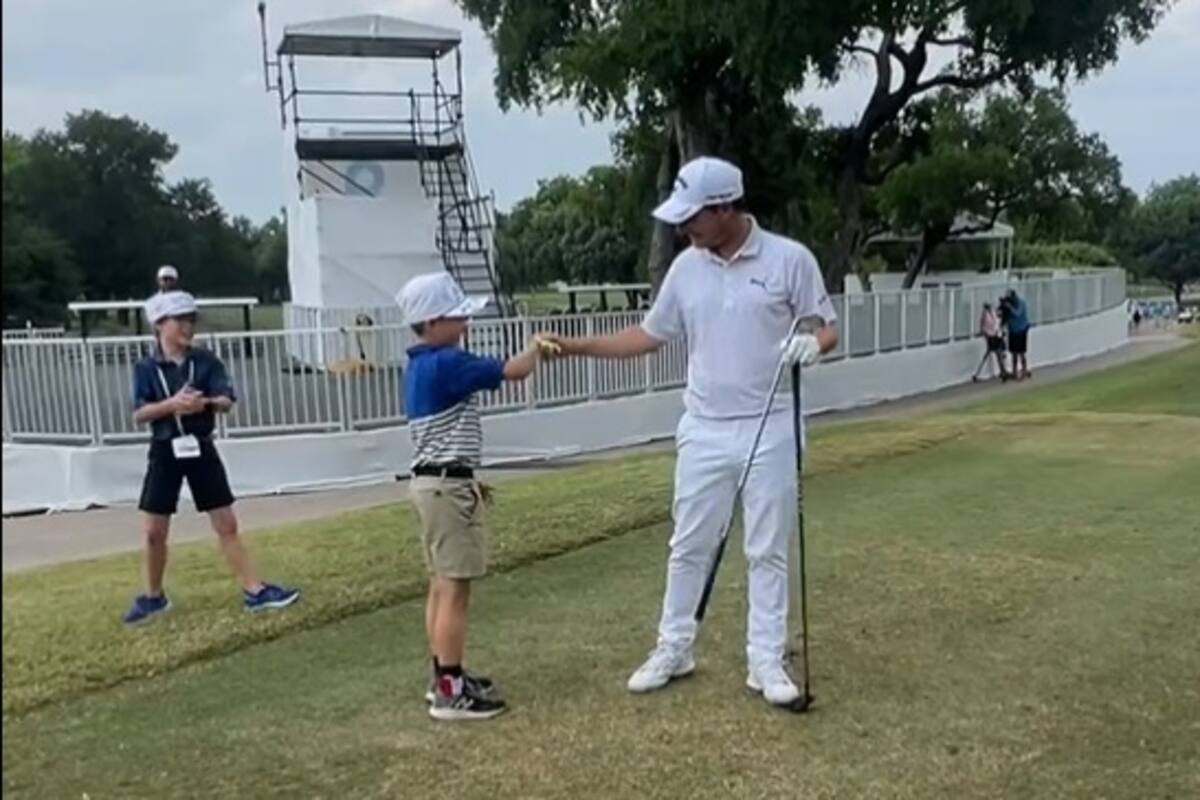 Emiliano Grillo, junto con Sutton y Peyton, dos chicos del público que lo acompañaron antes del desempate en Fort Worth, Texas