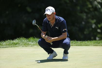 Emiliano Grillo observa la línea del hoyo 5 durante la última vuelta del John Deere Classic