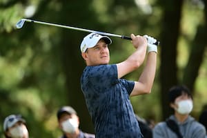Emiliano Grillo of Argentina pega su tiro en el hoyo 5 de la vuelta final del Zozo Championship, en el Accordia Golf Narashino Country Club