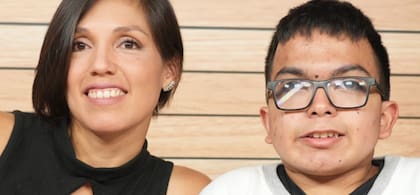 Emiliano junto a su mamá, en una historia de profundo amor incondicional.