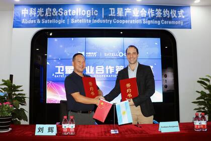 Emiliano Kargieman, CEO de Satellogic, junto a Liu Hui, CEO de ABDAS, la firma china que tendrá el acceso a los servicios satelitales de la empresa argentina