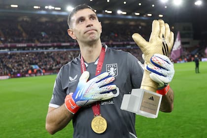 Emiliano Martínez agradece el homenaje de los hinchas de Aston Villa luego del Mundial