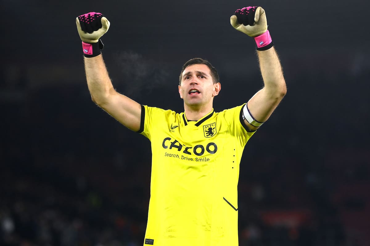 Emiliano Martínez, arquero del Aston Villa, disfrutó la nieve junto a su familia