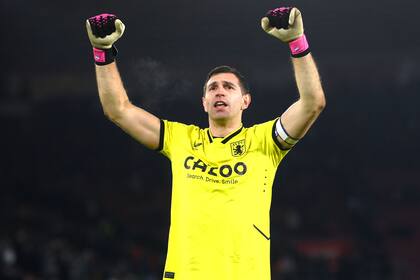 Emiliano Martínez, arquero del Aston Villa, disfrutó la nieve junto a su familia