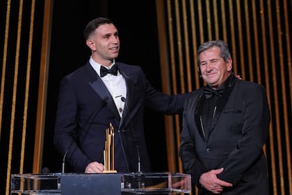 Emiliano Martínez con Alberto Martínez, su padre, quien le entregó el premio al mejor arquero del mundo