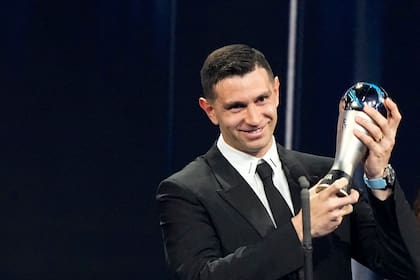 Emiliano Martínez, con el trofeo al mejor arquero entre sus manos