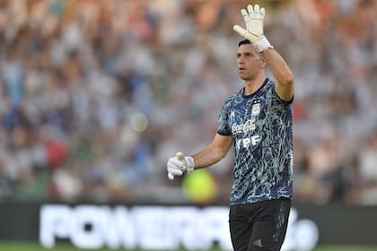 Emiliano Martínez de Argentina, saluda a los fanáticos antes de un partido entre Argentina y Colombia.
