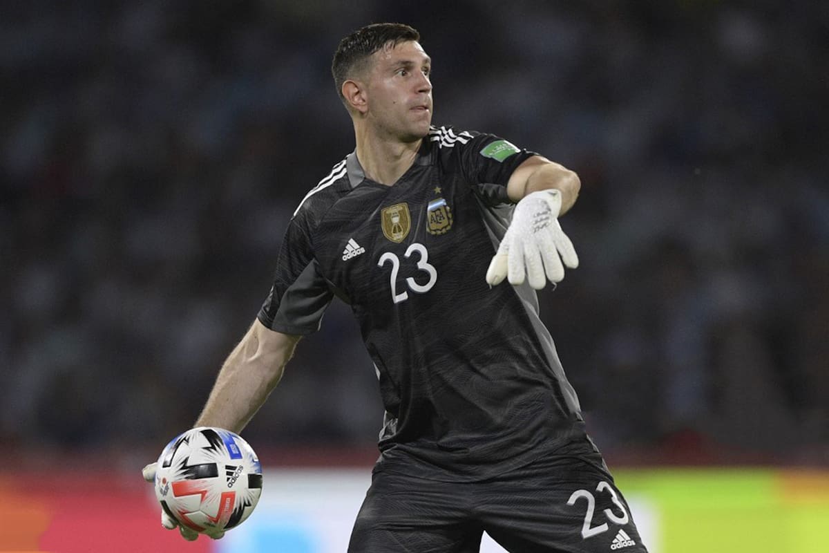 Emiliano Martínez deberá ausentarse en dos encuentros del arco del seleccionado nacional