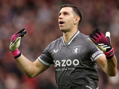 Emiliano Martínez defenderá el arco de Aston Villa en el choque con Tottenham Hotspur.