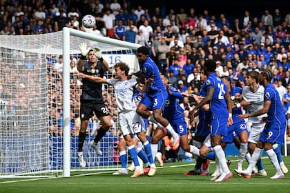 Emiliano Martínez despejando el envío desde un córner de Brighton, por la segunda fecha de la Premier League