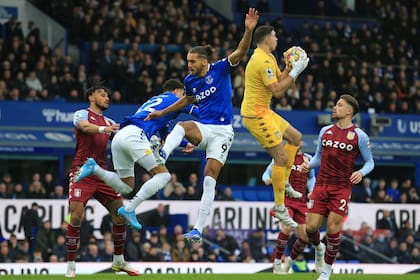 Emiliano Martinez, dominante ante Dominic Calvert-Lewin, delantero de Everton