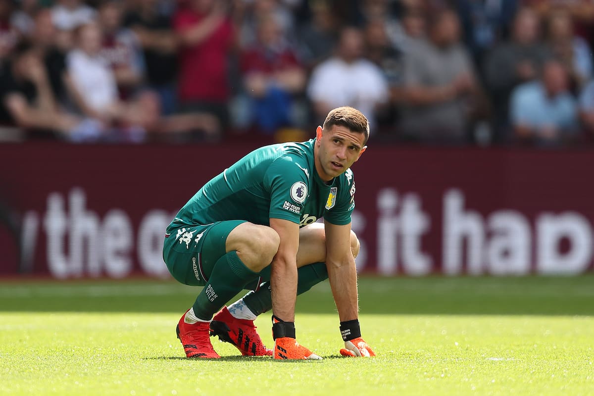 Emiliano Martinez, durante el partido del sábado entre Aston Villa y Brentford en Birmingham. El arquero viajará para sumarse a la selección