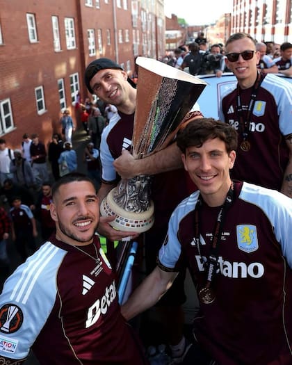 Emiliano Martínez, durante los festejos de Aston Villa por la conquista de la Europa League, con el dedo anular derecho inmovilizado