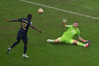 Emiliano Martinez en la última jugada de Kolo Muani
