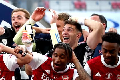 Emiliano Martínez, feliz: el arquero logró su primer título con Arsenal