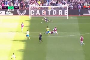 Emiliano Martínez firmó un gran desempeño para dejar de nuevo su valla invicta en el triunfo de Aston Villa sobre Nottingham Forest, por 2-0
