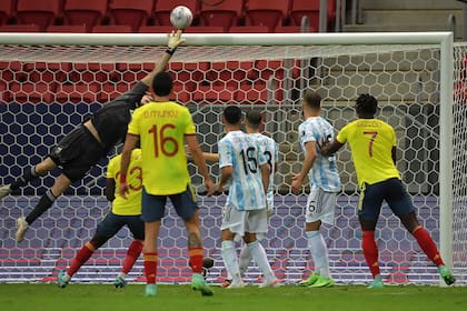 Emiliano Martínez intenta desviar el cabezazo de Yerry Mina que dio en el travesaño; se salvó la Argentina en el final del primer tiempo