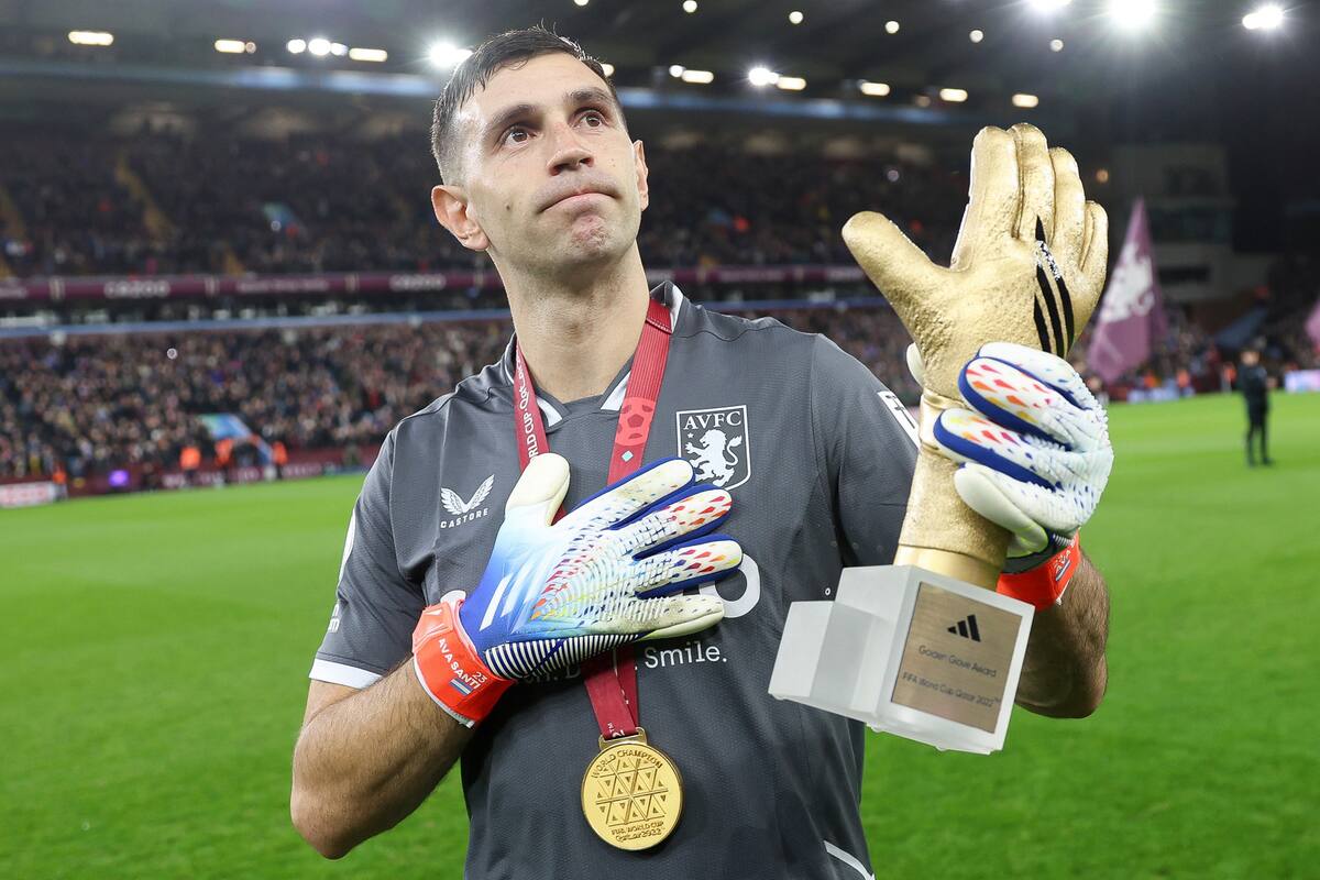 Emiliano Martínez intercambió los roles y ejecutó un tiro libre a la perfección