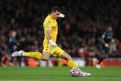 Emiliano Martinez le pega con alma y vida: el arquero hace gala de su personalidad (Photo by Glyn KIRK / AFP)