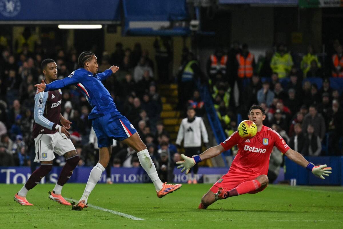 Emiliano Martínez le pone el cuerpo a la definición de João Pedro y con la cara impedirá un gol del brasileño en Chelsea 1 vs. Aston Villa 2, por la Premier League.