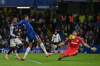 Emiliano Martínez le pone el cuerpo a la definición de João Pedro y con la cara impedirá un gol del brasileño en Chelsea 1 vs. Aston Villa 2, por la Premier League.