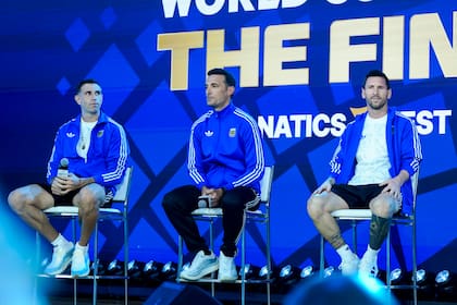 Emiliano Martínez, Lionel Scaloni y Lionel Messi durante el evento previo a la final en el que participaron celebridades de distintos rubros.