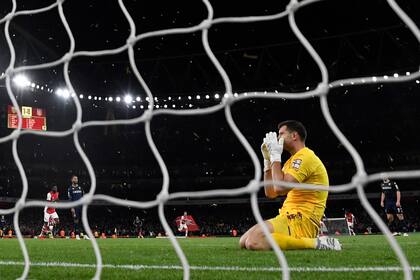 Emiliano Martínez no lo puede creer: acaba de atajar un penal frente a Arsenal, pero Aubameyang sella el 2-0, en el rebote (Photo by Glyn KIRK / AFP)