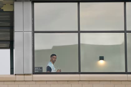 Emiliano Martínez observa desde la ventana del hotel Origine, en Kansas City, la gran cantidad de medios en el lugar
