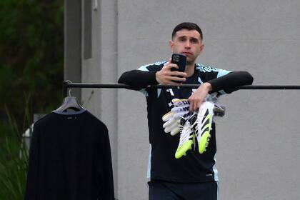 Emiliano Martínez podría dejar Aston Villa tras la Copa del MUndo y su futuro estaría en Italia. (Photo by Luis ROBAYO / AFP)