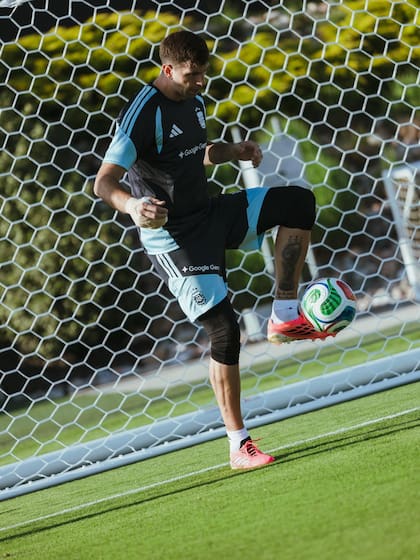 Emiliano Martínez realiza trabajos con pelota, aunque sin utilizar la mano derecha, donde se recupera de una fractura en el dedo anular
