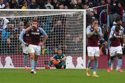 Emiliano Martínez está abatido, después de conceder el tercer gol durante el partido de la Premier League entre Wolverhampton y Aston Villa; en el seleccionado no suele fallar