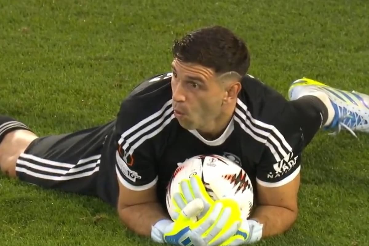 Emiliano Martínez, sorprendido, luego de la atajada formidable que realizó por Aston Villa frente a Nottingham Forest por la Europa League.