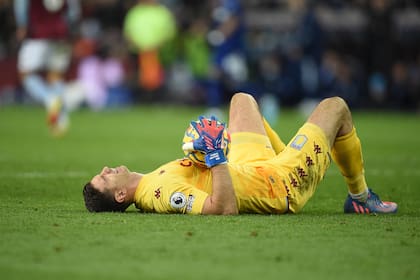 Emiliano Martínez sufrió la caída de Aston Villa