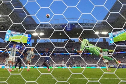 Emiliano Martinez vuela de manera infructuosa tras el disparo de Sidny Lopes Cabral