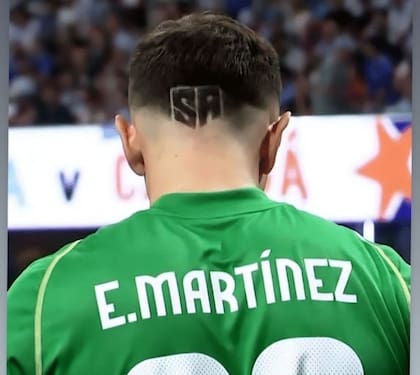 Emiliano Martínez y un look nuevo, con un corte de pelo en homenaje a sus hijos, Santi y Ava; ellos son el cable a tierra del Dibu que dentro de la cancha se transforma en una criatura de apetito ilimitado