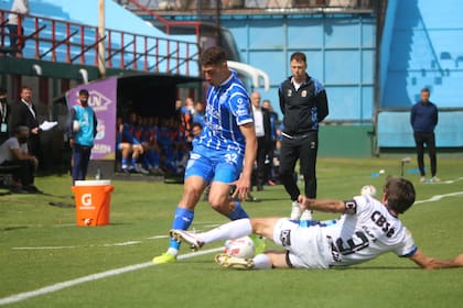 Emiliano Papa intenta frena Gonzalo Abrego; Arsenal y Godoy Cruz no se sacaron ventajas en el Viaducto