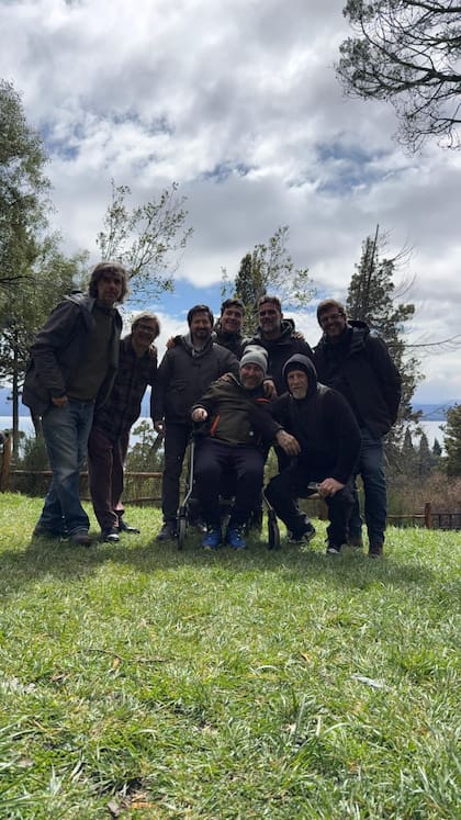 Emiliano Pinsón viajó a Bariloche junto a su grupo de amigos de toda la vida (Foto: Instagram @emipinson)