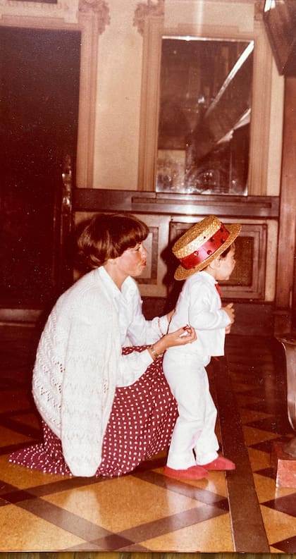 Emiliano Rella, en un acto escolar, junto a su madre