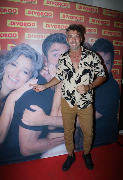 Emiliano Rella, íntimo amigo de Carla Conte, también fue a hacerle el aguante a la actriz. El ex integrante de El Hotel de los Famosos 2 se mostró muy canchero con una camisa estampada bien veraniega