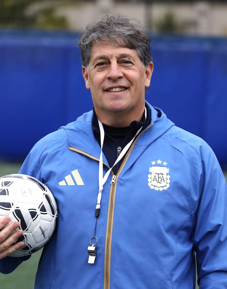 Emiliano Rey, hoy, a los 51 años, al frente de una escuelita de fútbol en Mar del Plata