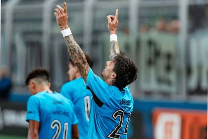 Emiliano Rigoni celebra el gol que abrió la victoria sobre Rafaela con la que Belgrano logró su pase a los dieciseisavos de final de la Copa Argentina.