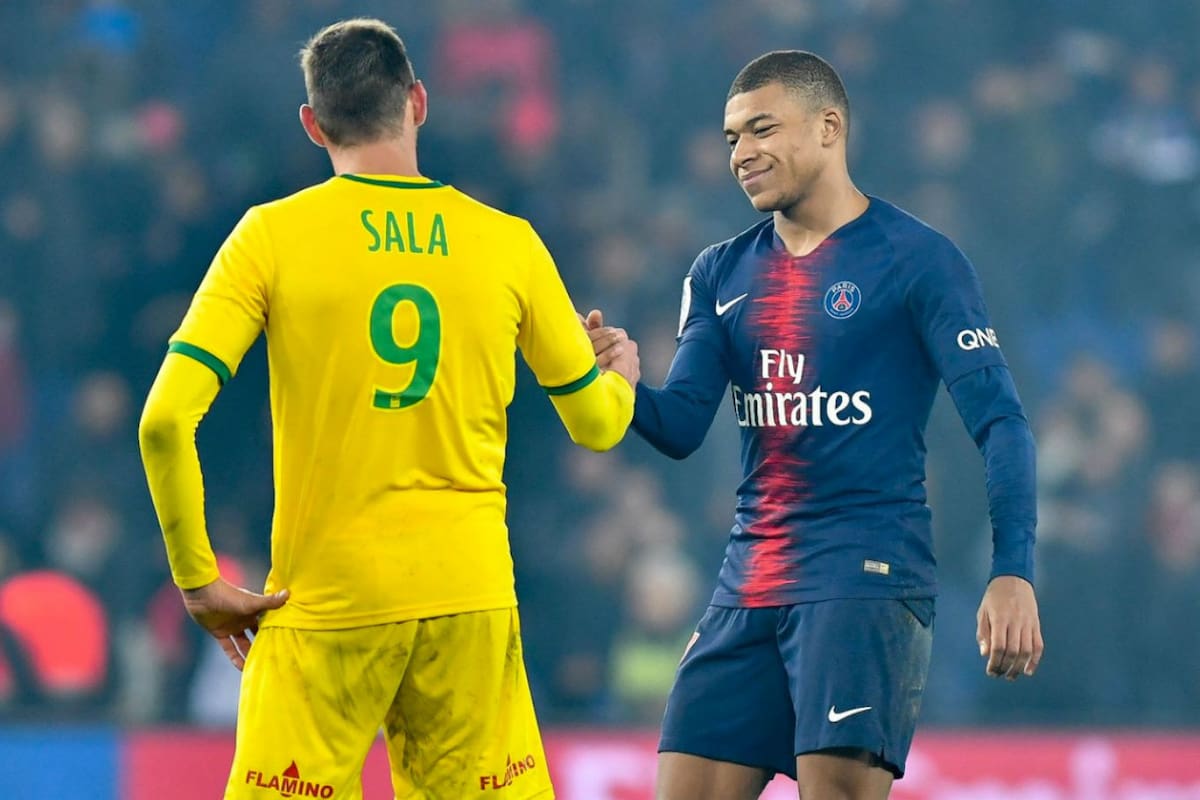 Emiliano Sala saludándose con Kylian Mbappé