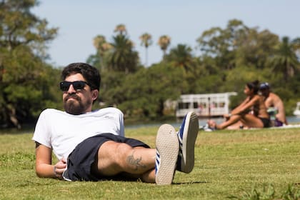 Emiliano Sansibieri disfrutando de sus vacaciones en el Parque Rosedal de Palermo