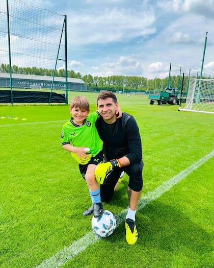Emiliano tiene dos hijos con su esposa Mandinha Martínez, Santiago (6) y Ava (3) (Foto: Instagram @emi_martinez26)