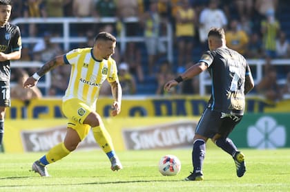 Emiliano Vecchio hizo dos goles para Central ante Atlético Tucumán