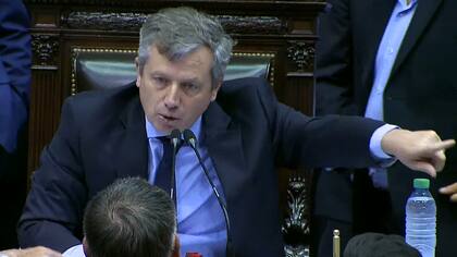 Emilio Monzó apenas después de anunciar que había quórum, discute con diputados que se acercan al estrado para pedirle que levante la sesión